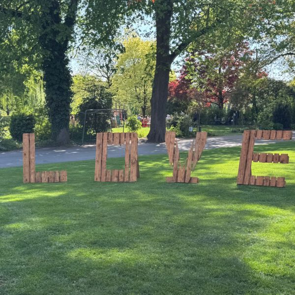 Braune Paletten XXL LOVE Buchstaben