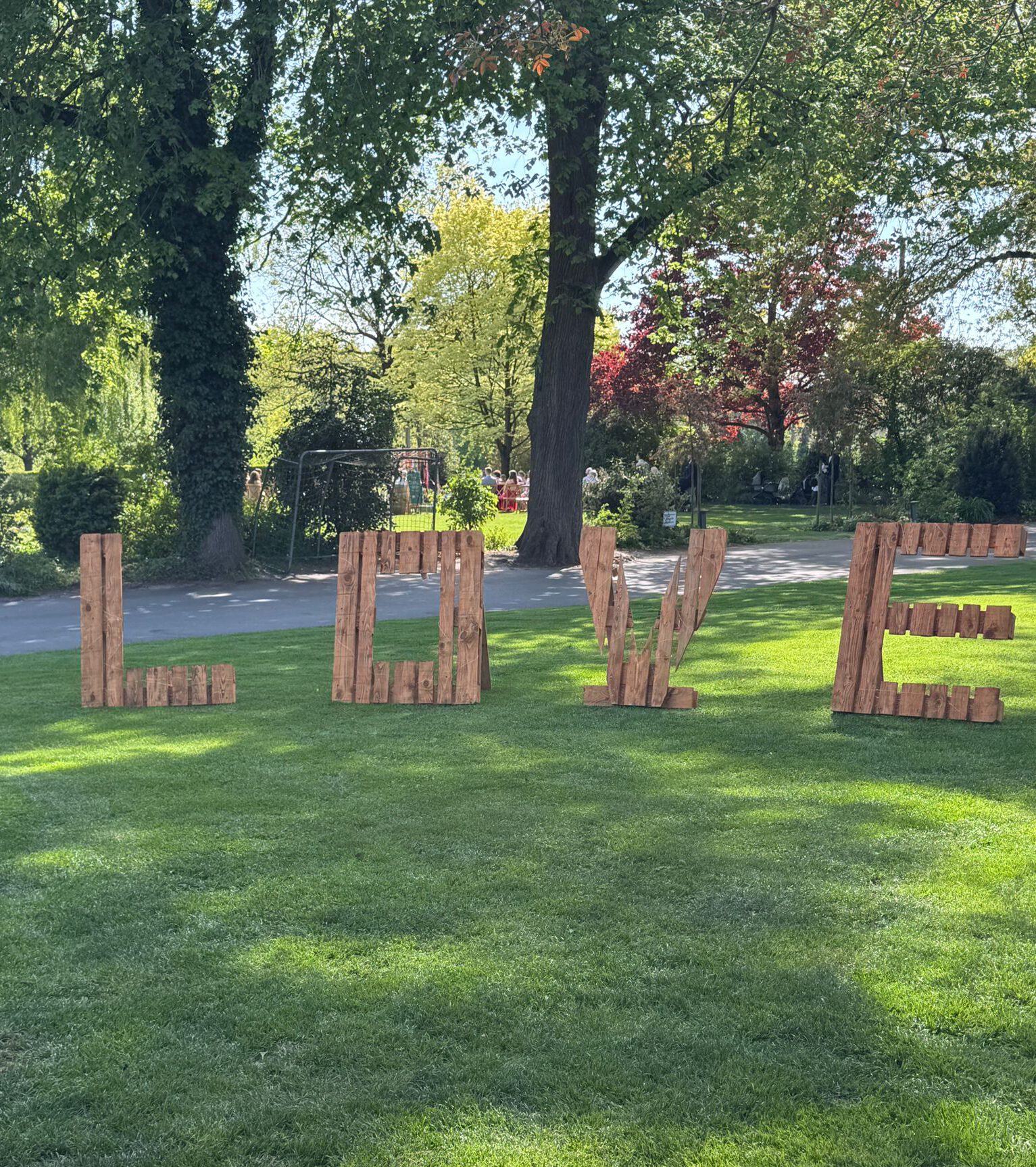 Braune Paletten XXL LOVE Buchstaben