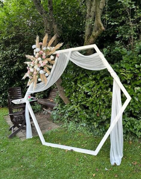 Traubogen Weiß mit weißem Stoff und Trockenblumengesteck